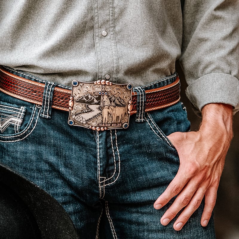 The belt buckle: A Guide to Wearing Belts with Style插图4
