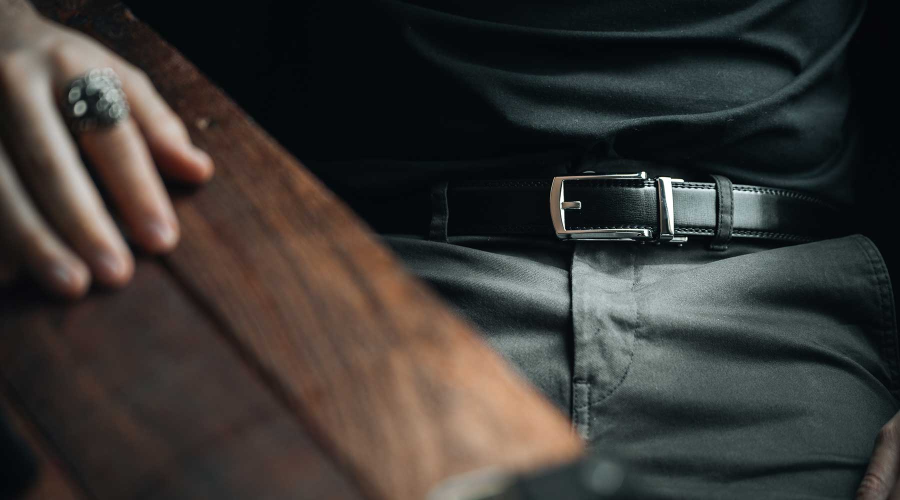 The belt buckle: A Guide to Wearing Belts with Style插图2
